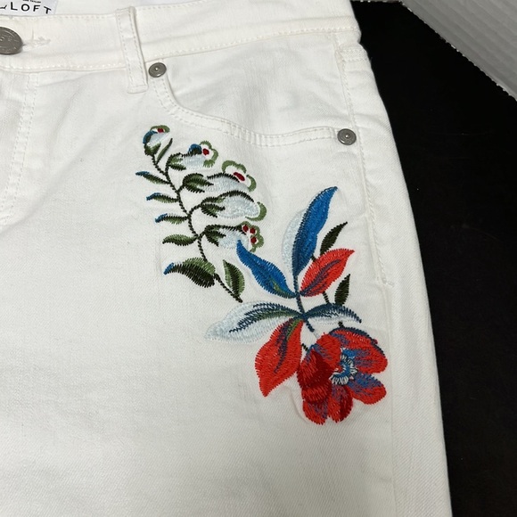NWT LOFT Women’s Modern Skinny Jeans with Floral Embroidery at Hips - Picture 2 of 6